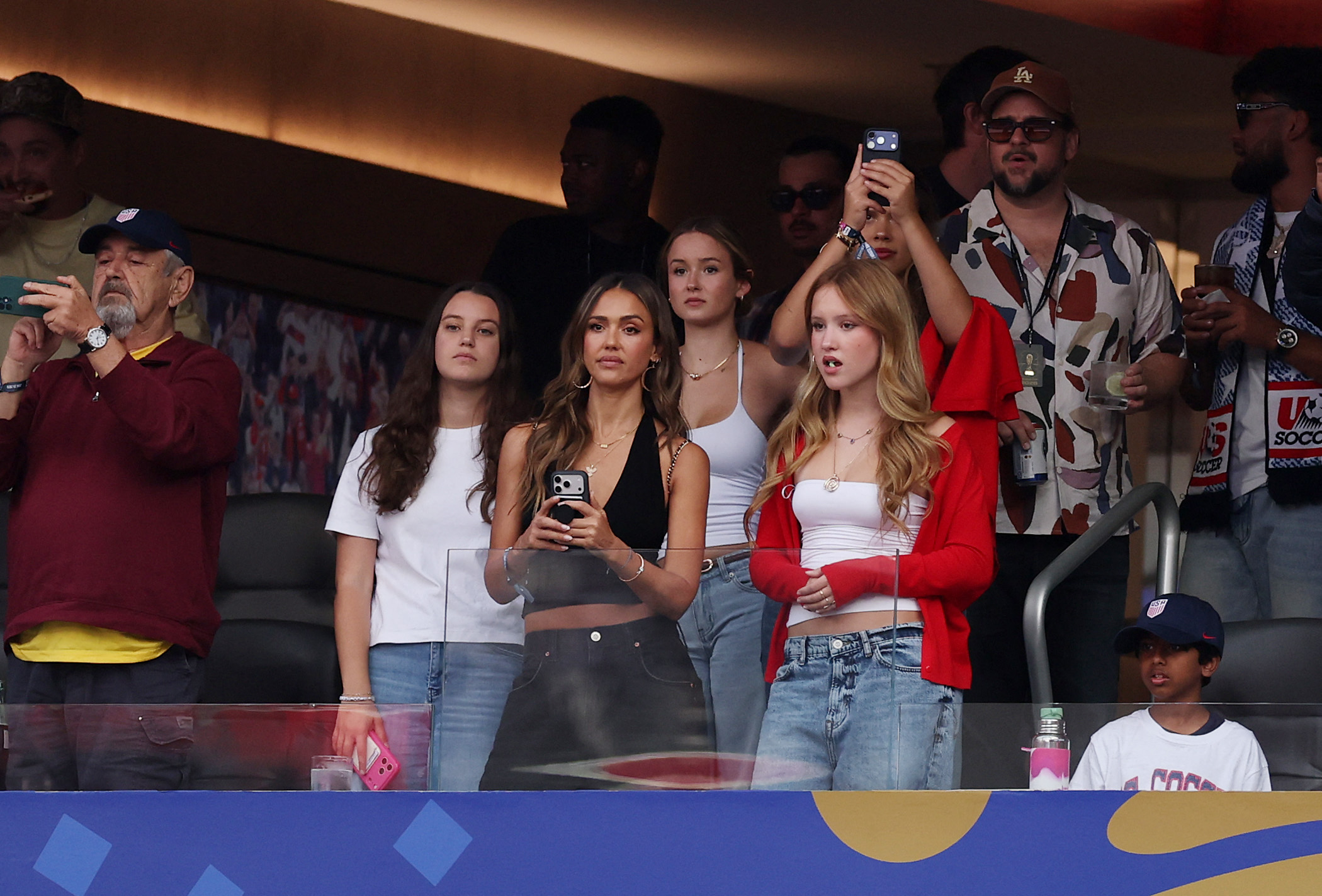 Bred Pit, Di Kaprio, Paris Hilton napravili šou pred meč BiH, jedna od najlepših žena sveta ukrala predstavu