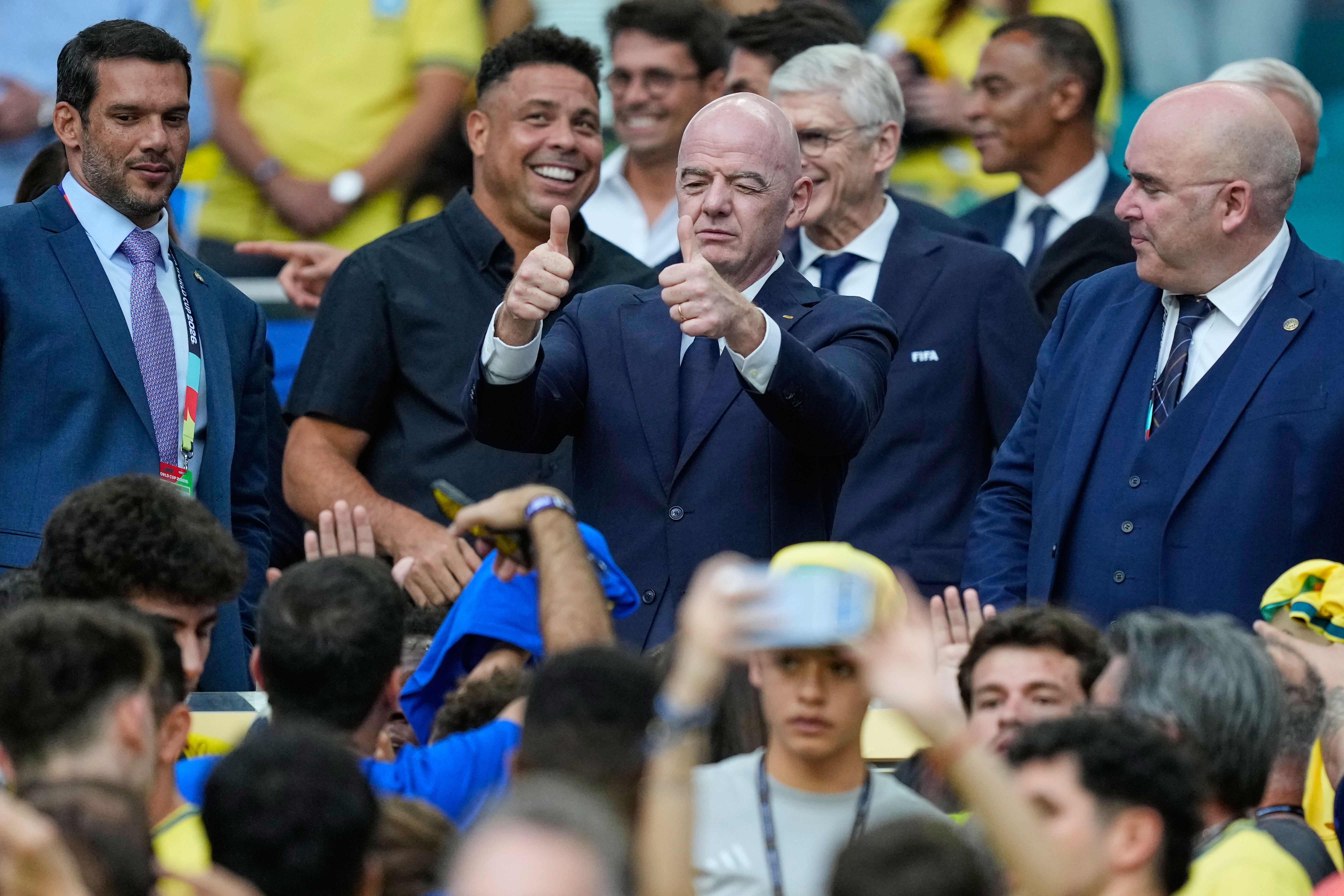 Navijači "optužili" predsednika FIFA, pojavio se na 2 meča SP koja su igrane u isto vreme, evo o čemu se radi