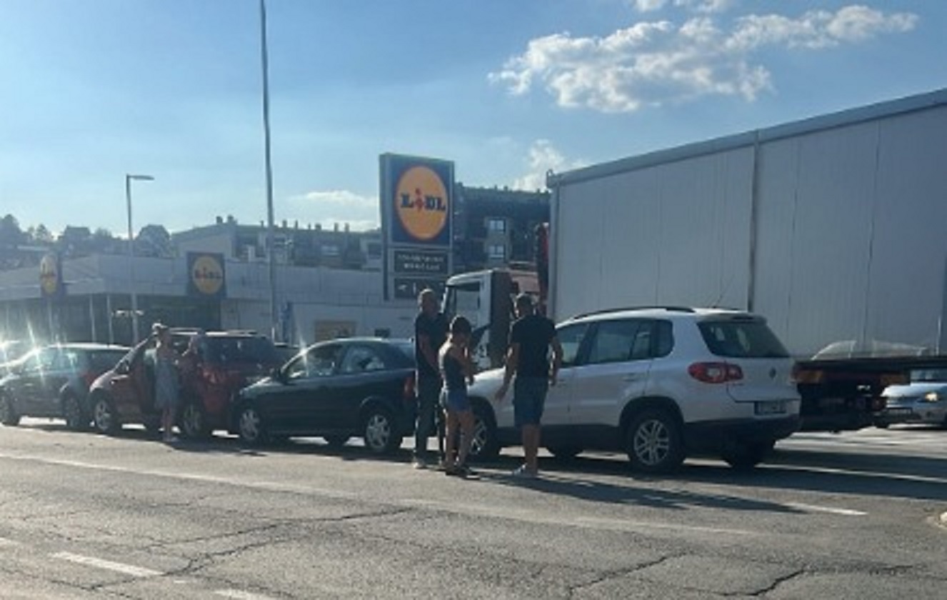 Lančani sudar četiri automobila u Valjevu: Saobraćaj u zastoju, policija na terenu!
