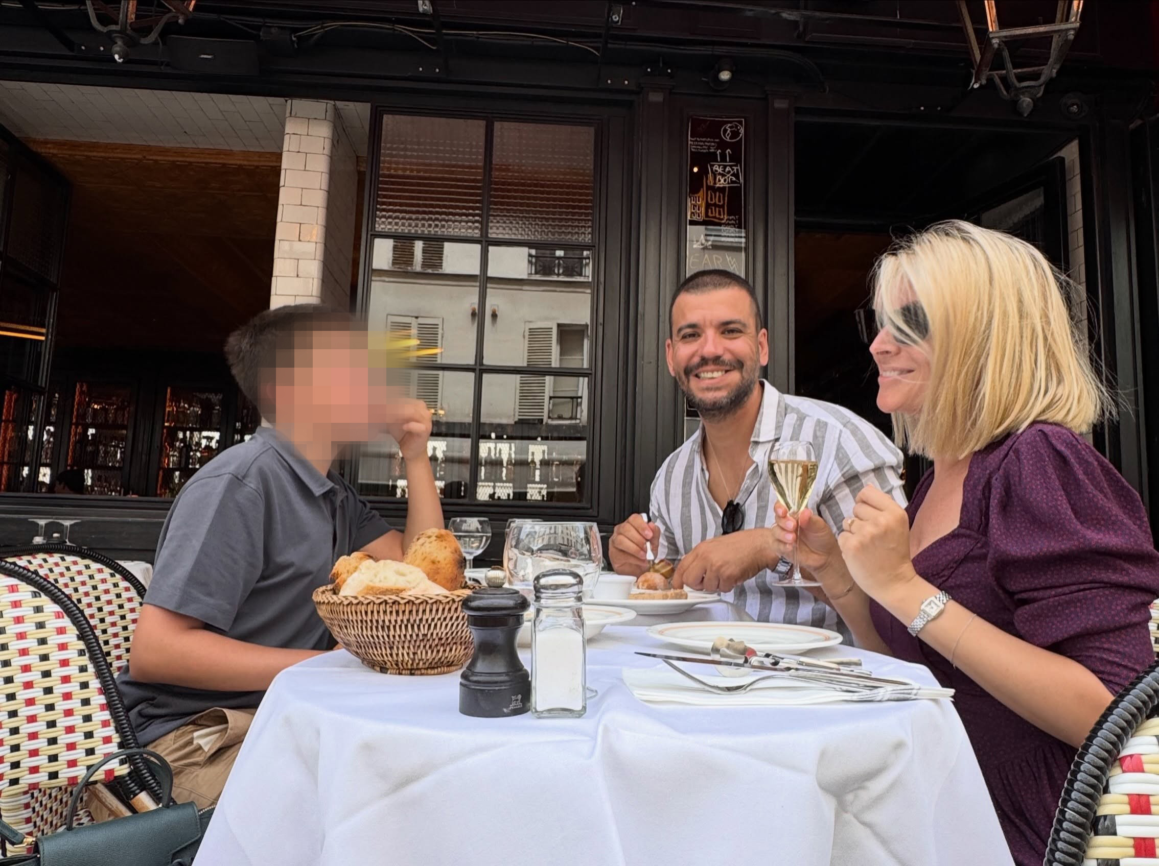 Anđelka sa porodicom u Parizu: Posetili Diznilend, uživaju u hrani i piću - OVAJ detalj na njoj nasmejao sve