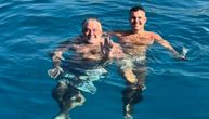 Otac i sin uživaju za sve pare! Viktor pokazao kako uživa sa Bobom: Vezao nož oko noge pa se tuširao na palubi