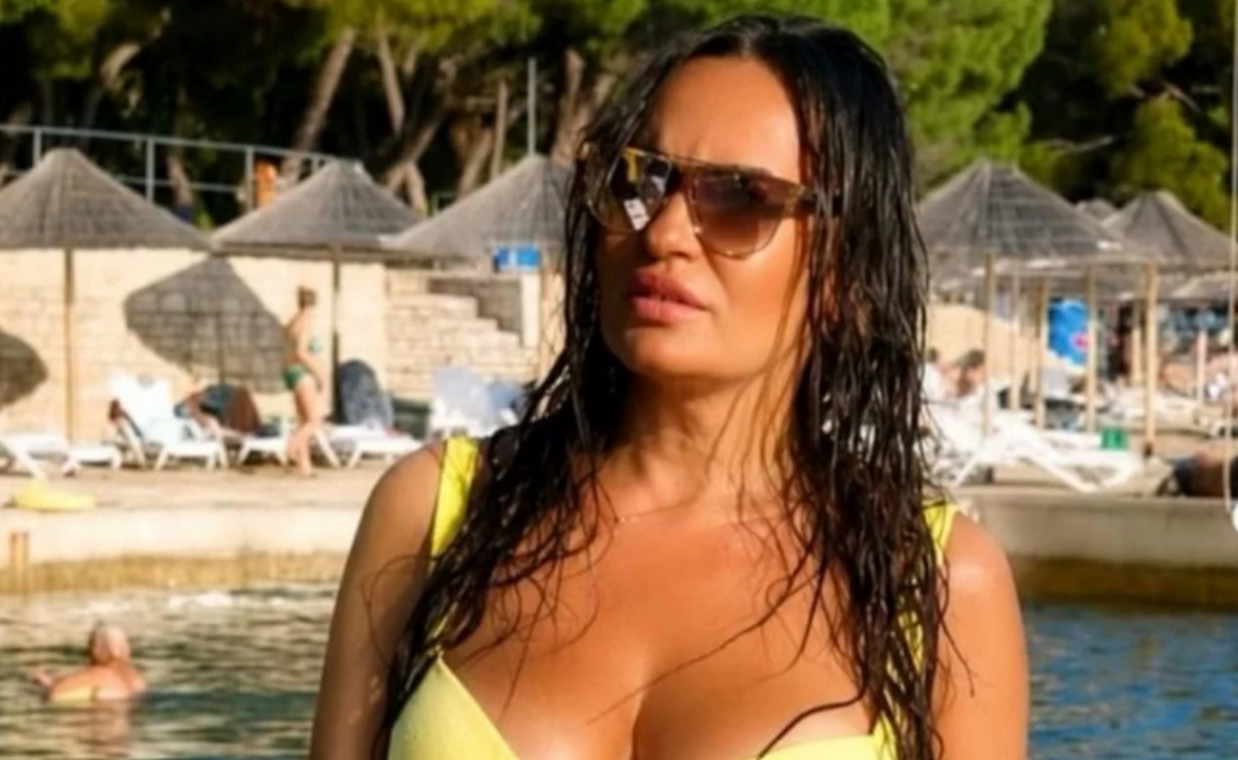 Kakva bomba! Prijina majka se skinula u bikini i svi trljaju oči: Niko ne veruje da ima OVOLIKO godina