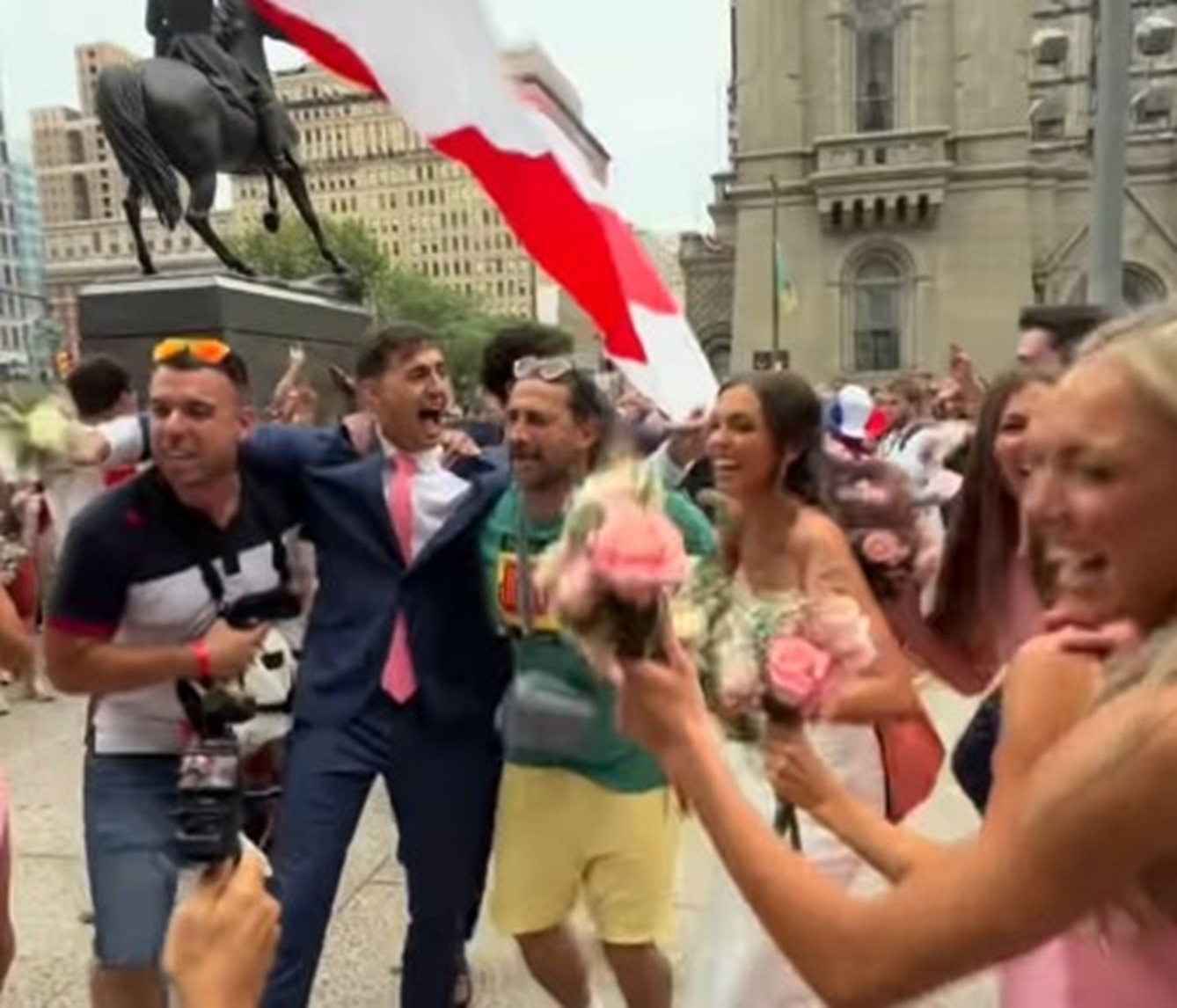 Hrvati okružili američke mladence i zapevali mladoj "Izađi mala", nastalo ludilo pred presudni meč na SP