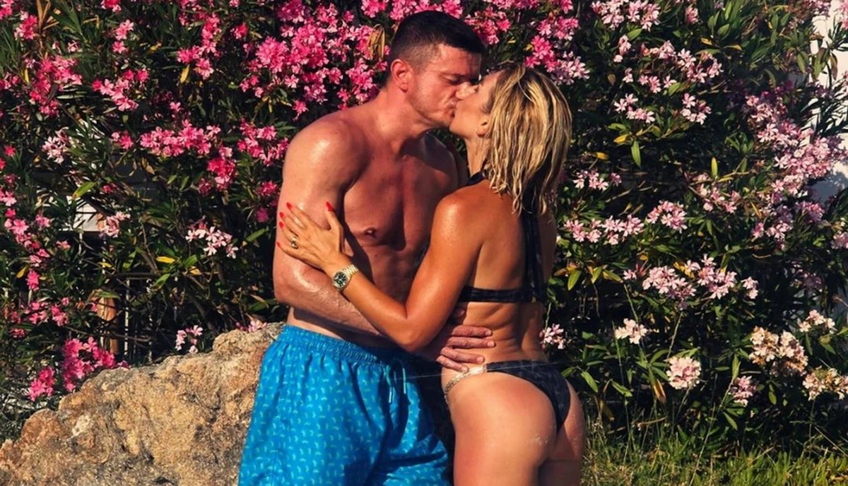 Jovana i Tigar ne mogu da obuzdaju strast! Pršti ljubav na plaži, on sve oduševio porukom - sve stalo u 2 REČI