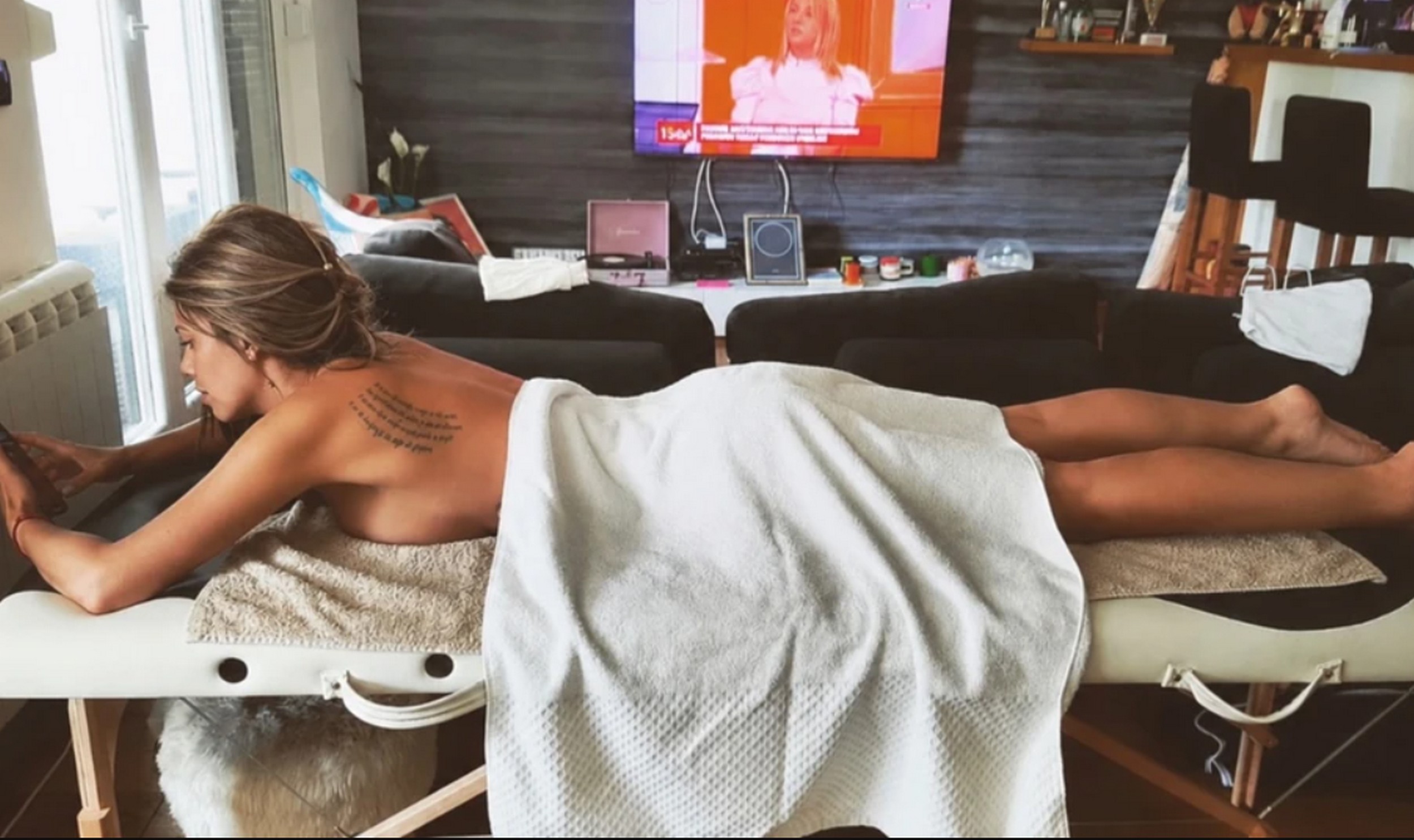 Kija se opustila na masaži! Peškirić prekrio intimne delove, ali tetovaža ukrala svu pažnju - mreže gore