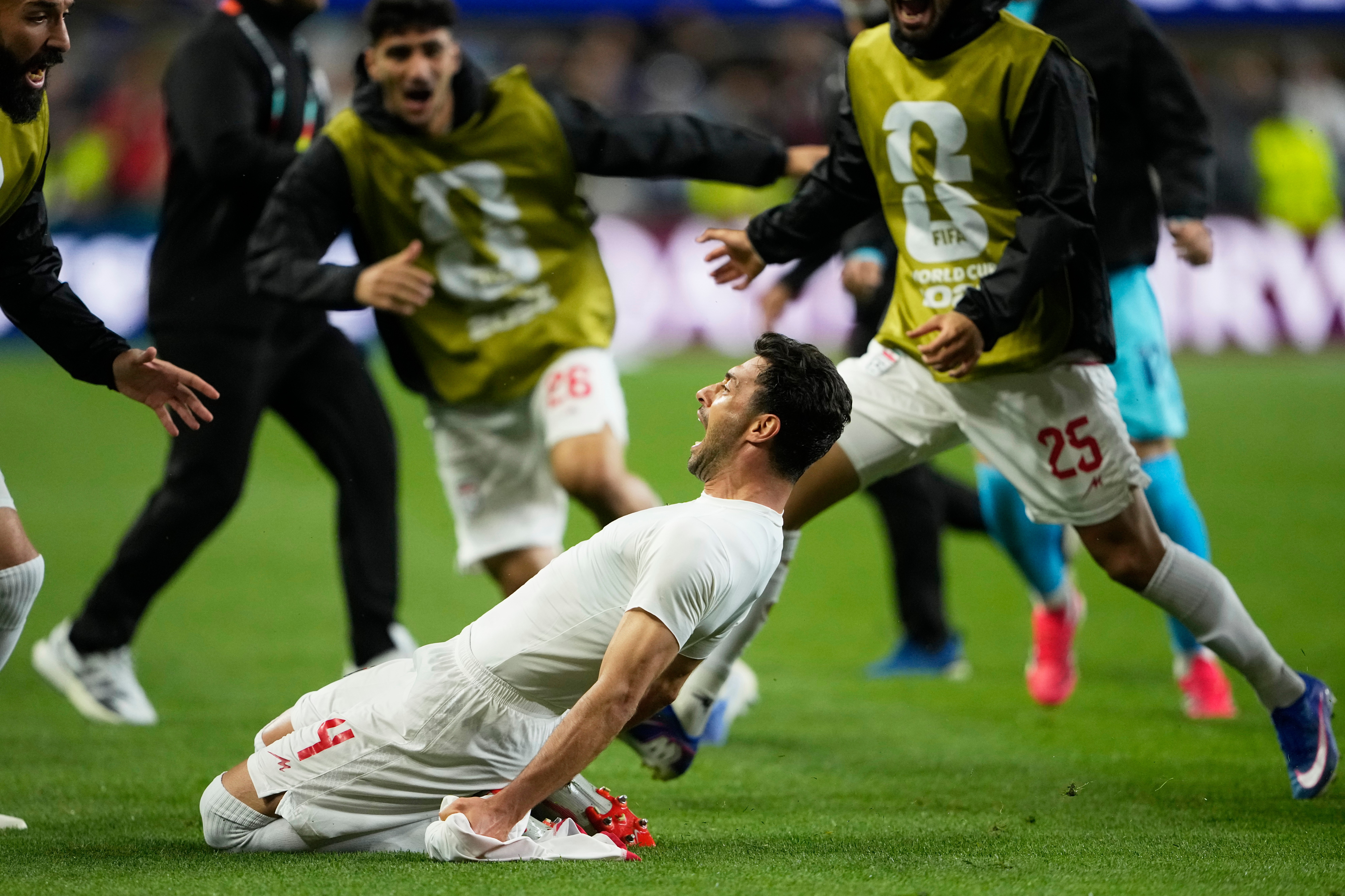 Proslava Irana postlaa legendarna, a gol poništen: Klečao, klizao, stavio naočare, pa saznao da je ofsajd