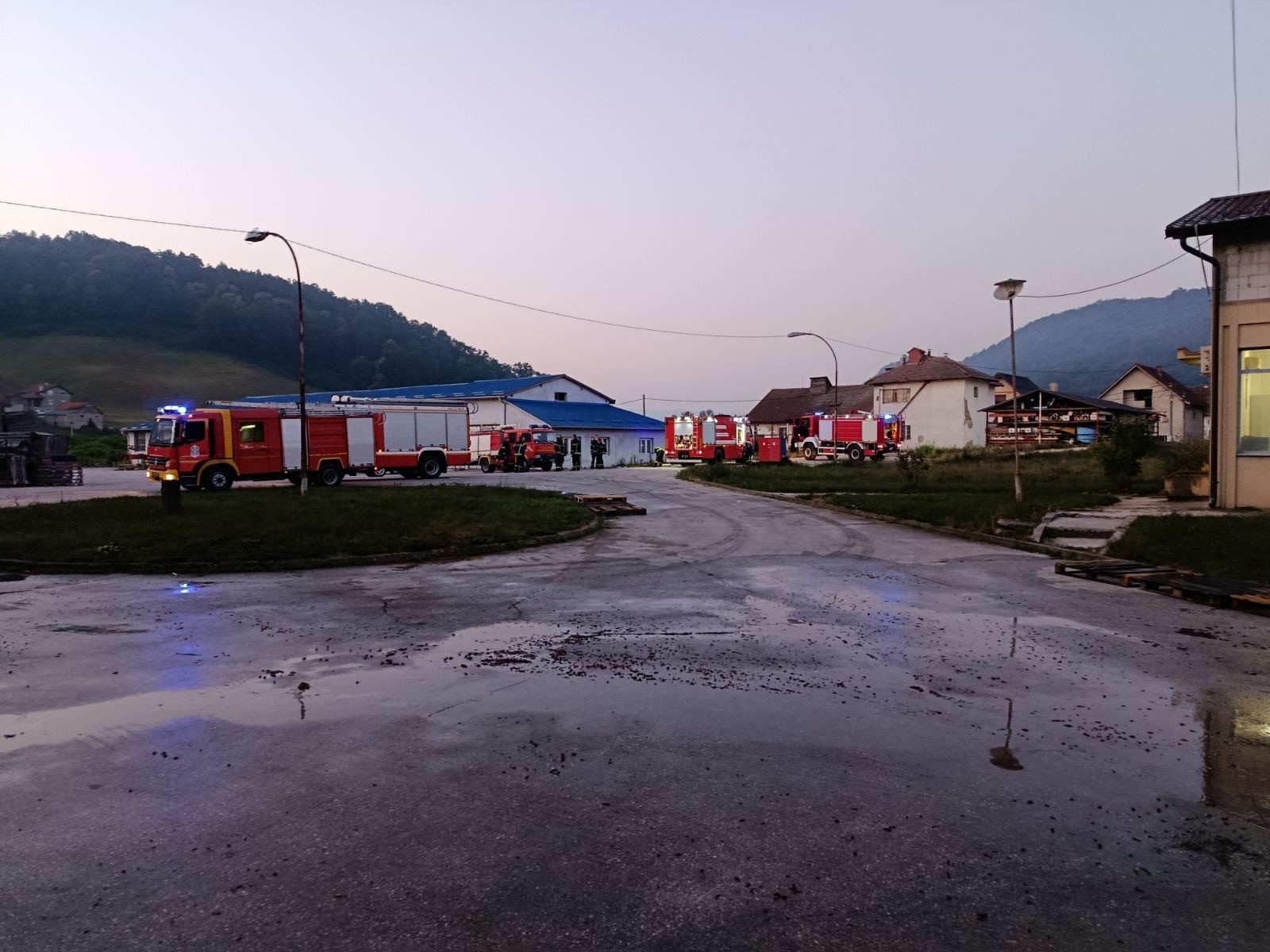 Kraj drame u Guči, curenje zaustavljeno: Telegraf na licu mesta, vatrogasci-spasioci na terenu