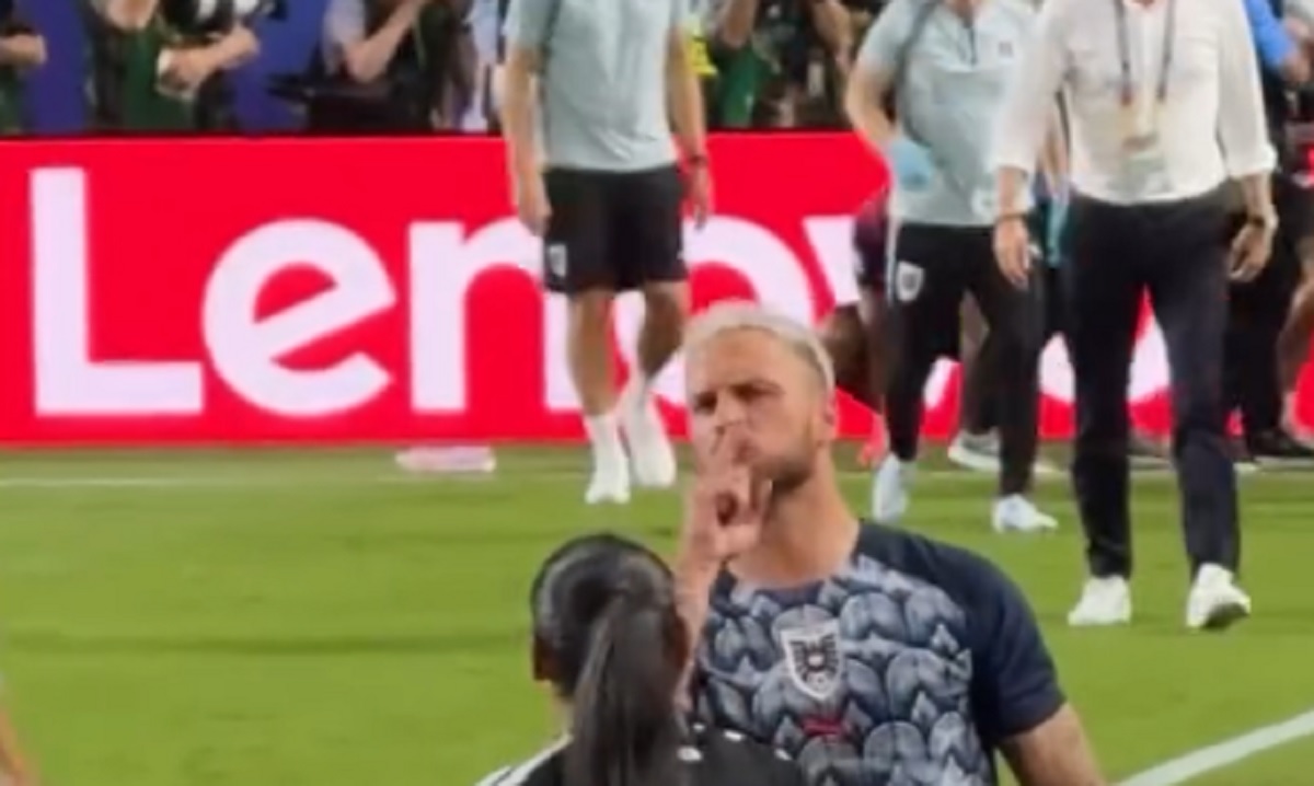 Arnautović pravio haos posle istorijskog remija, hteo da se obračuna sa protivnikom, pa ih ućutkivao!