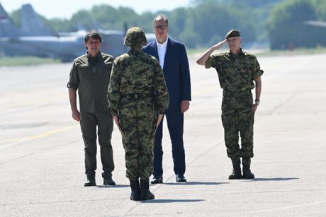 Aleksandar Vučić, Batajnica, prikaz novih sredstava Vojske Srbije
