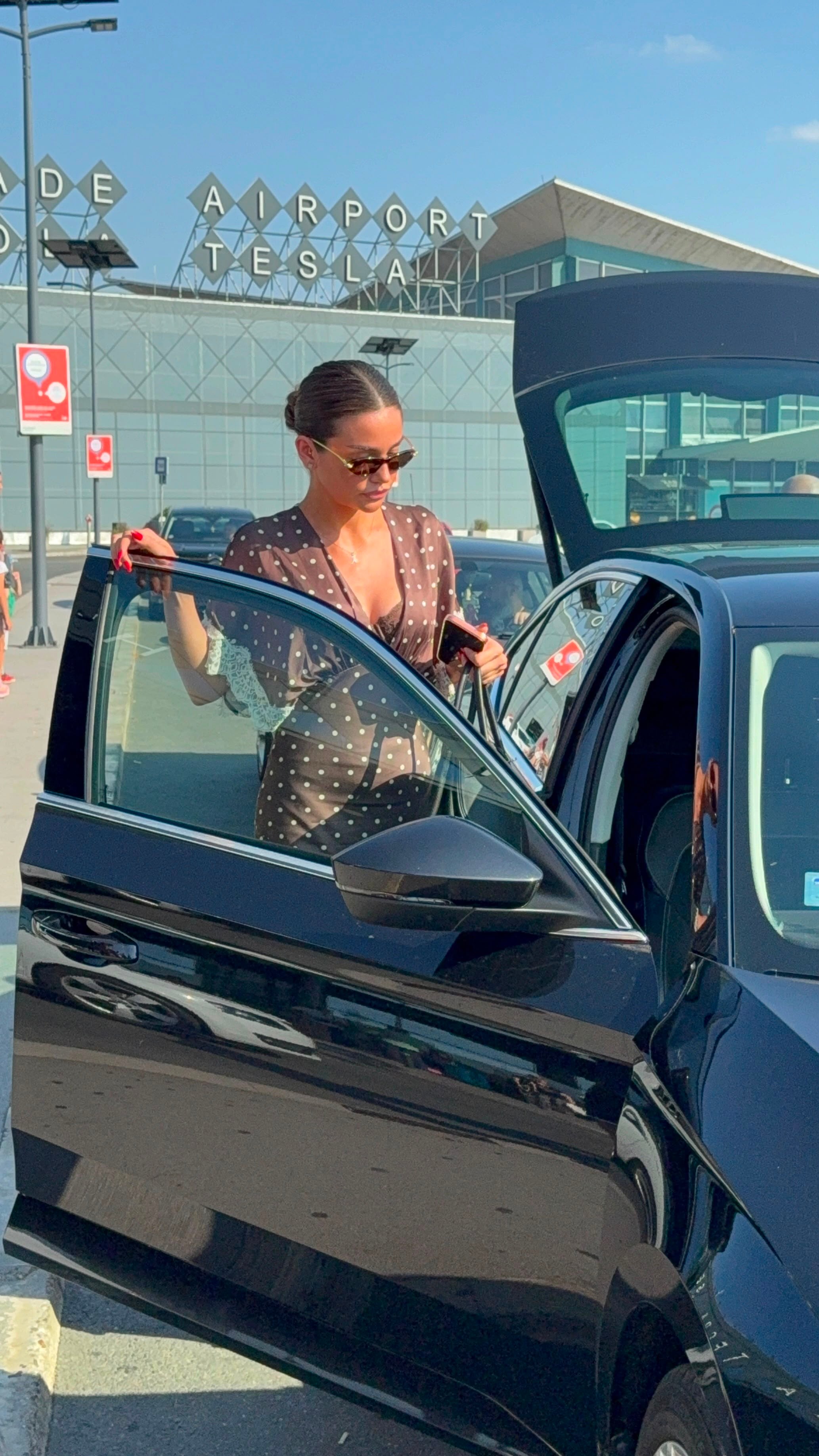 Dala lekciju iz elegancije! Breskvica kao sa modne piste: U rukama Birkin torba, na nogama vrtoglave potpetice