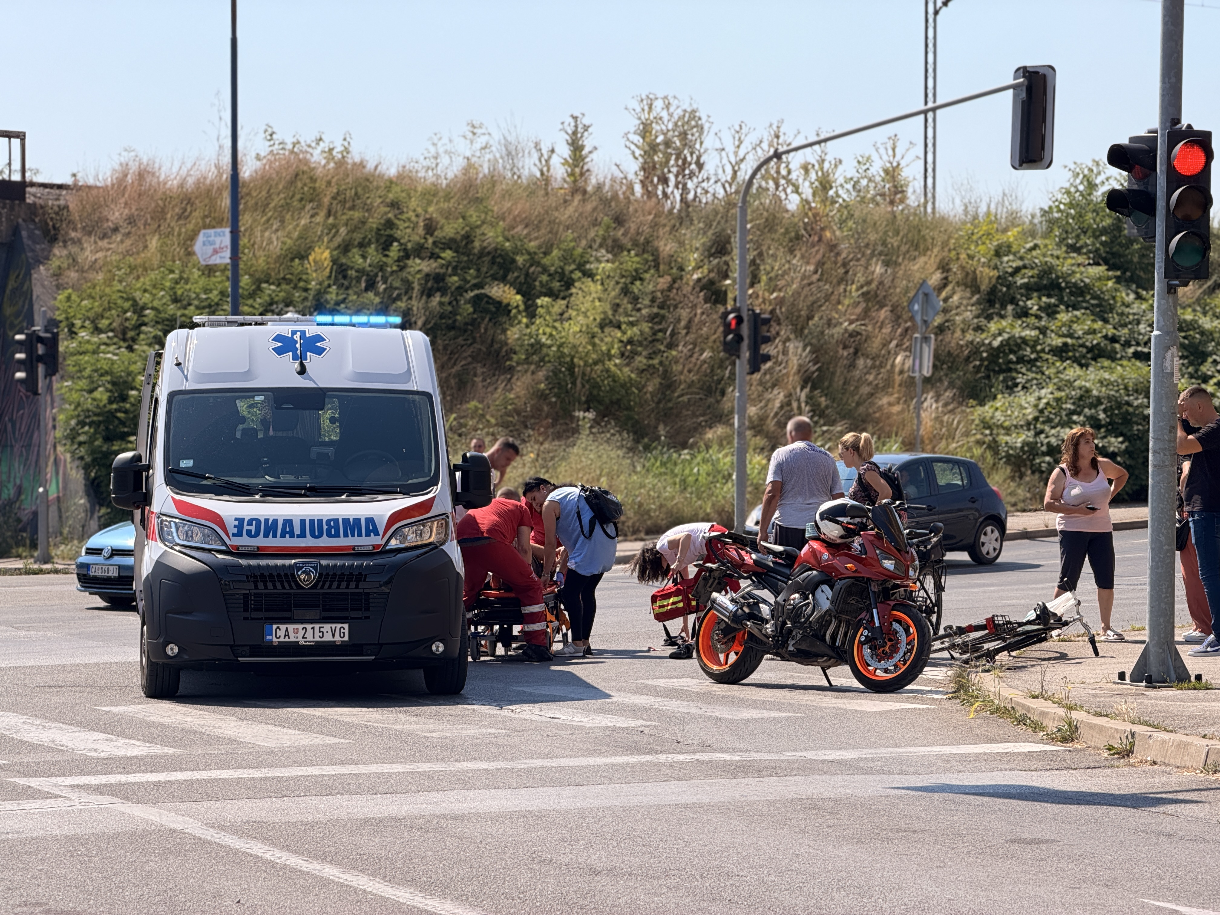 Horor kod Plavog mosta u Čačku: Biciklista HITNO PREVEZEN u Urgentni, očevici u šoku