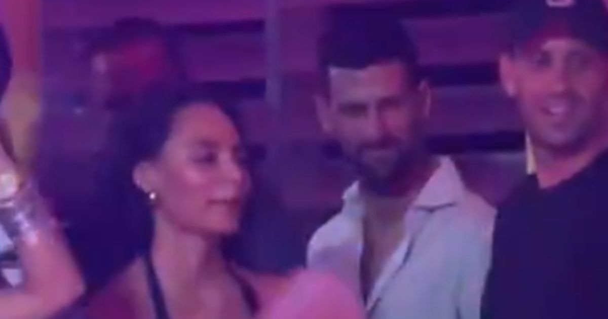Đoković se totalno opustio na koncertu poznatog pevača, lepotice plesale pored njega, tu je bio i Troicki