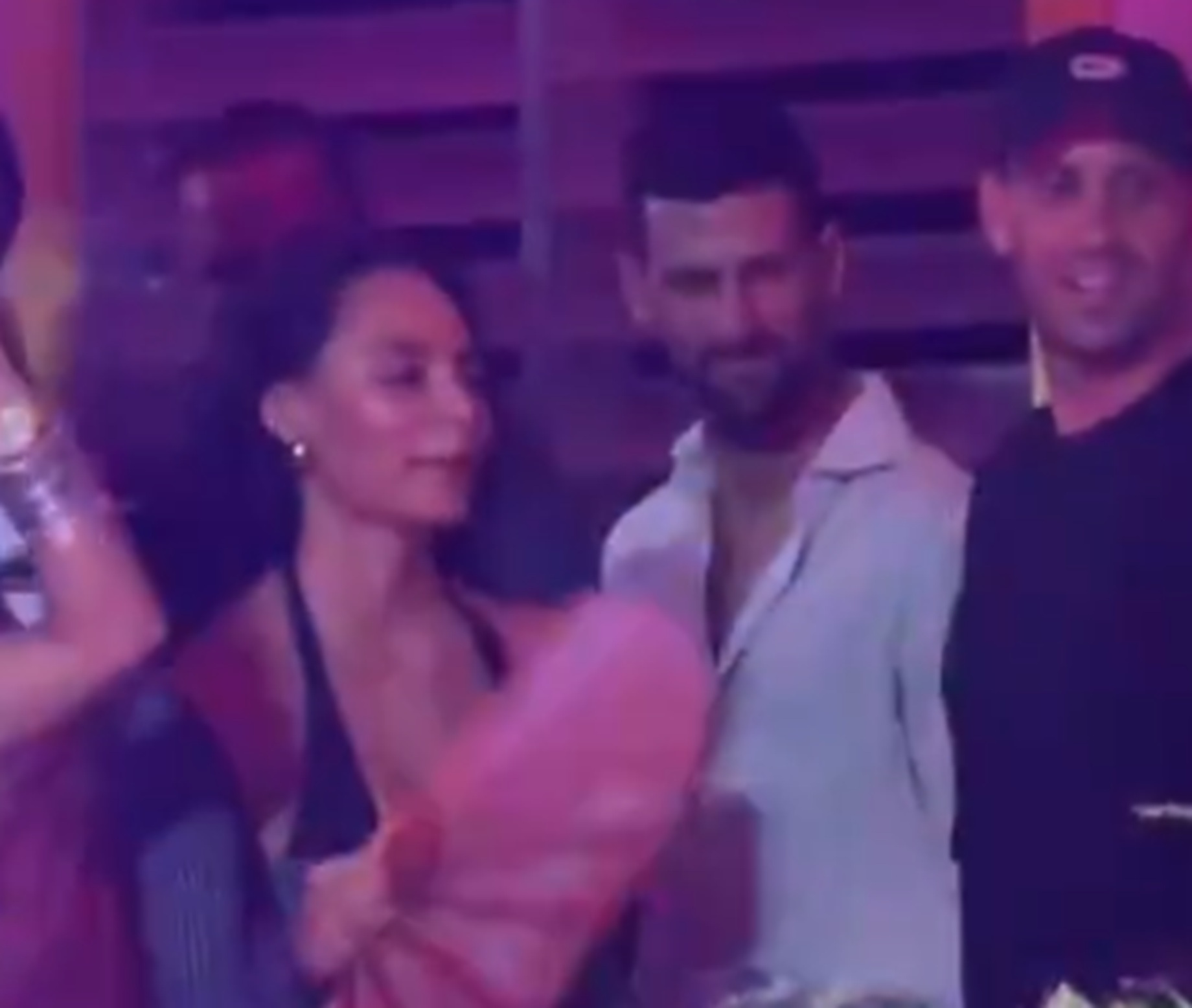 Đoković se totalno opustio na koncertu poznatog pevača, lepotice plesale pored njega, tu je bio i Troicki