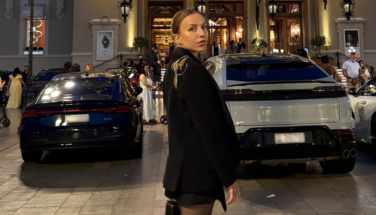 Cepterova ćerka pokazala život na visokoj nozi: U miniću i vrtoglavim štiklama prošetala ispred čuvenog kazina