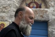 Otac Jovan me je naterao da popijem rakiju i gurnuo mi lavandu u ruke: Preplovio sam Boku da doznam šta želim