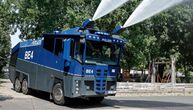 Policija u Berlinu upotrebila vodene topove, građani ih dočekali s oduševljenjem! SNIMCI GOVORE MILION REČI!