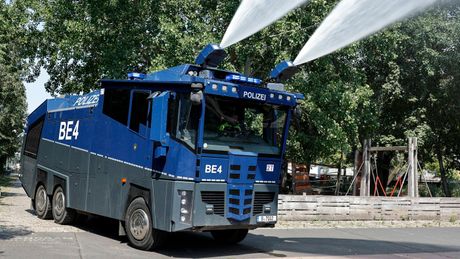 Policija u Berlinu rashlađuje građane vodenim topovima