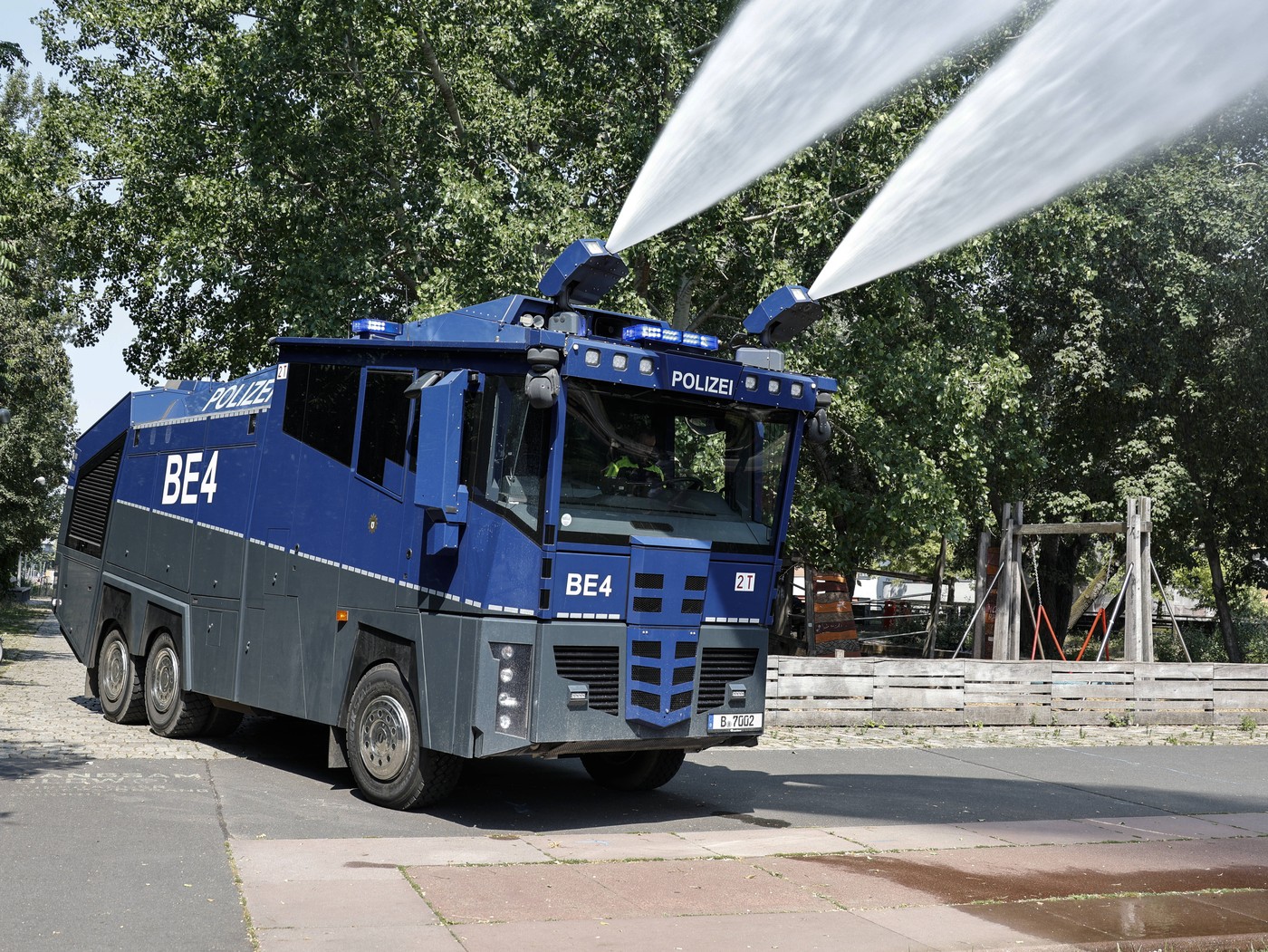 Policija u Berlinu upotrebila vodene topove, građani ih dočekali s oduševljenjem! SNIMCI GOVORE MILION REČI!