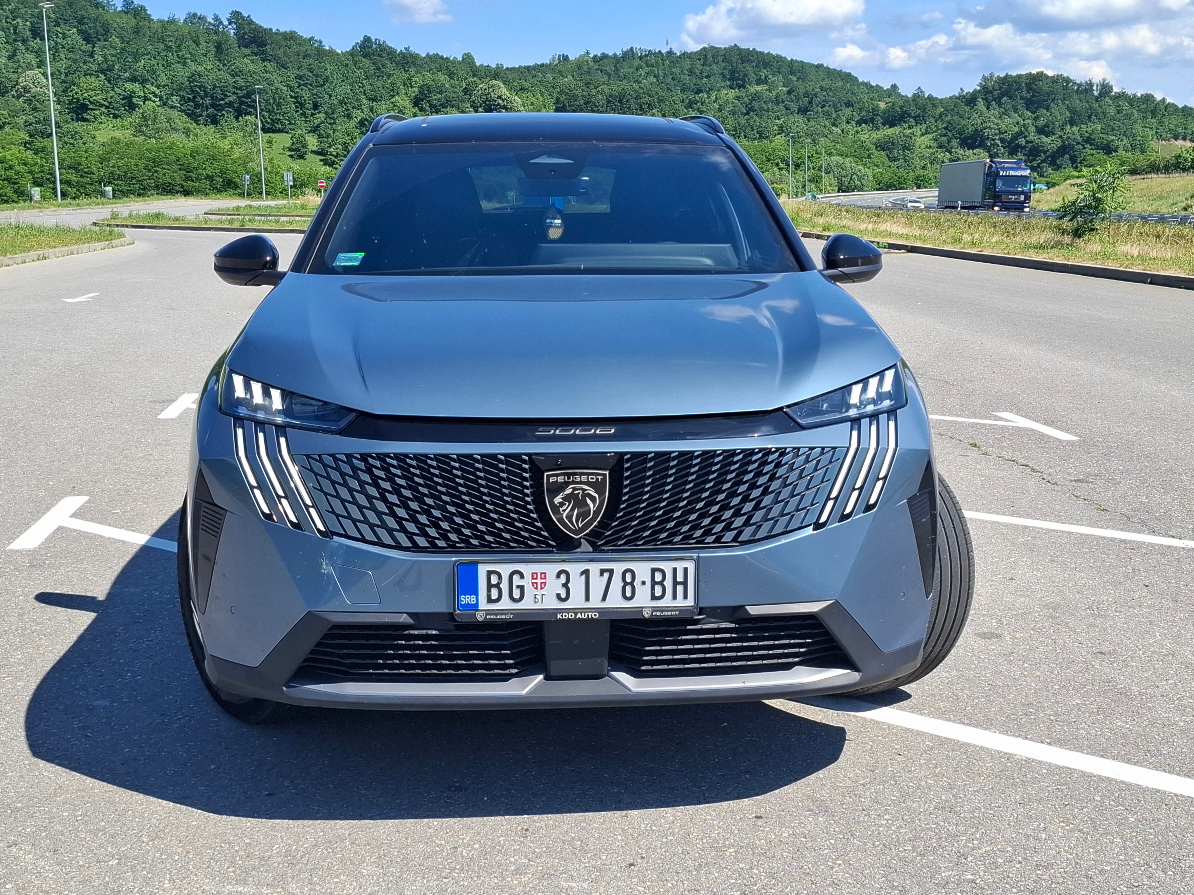 NAJVEĆI LAV! Test Peugeot 5008 plug-in hybrid: Ovaj SUV predstavlja 4 automobila u jednom