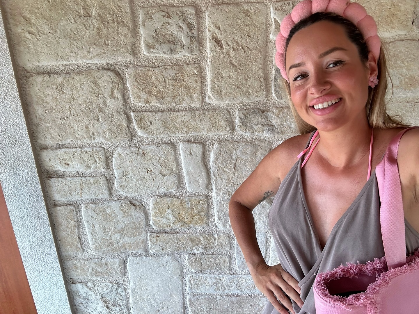 Ana ima svoje poljoprivredno domaćinstvo i restoran: Gaji kokoške, a posadila je čak 80 sorti paradajza