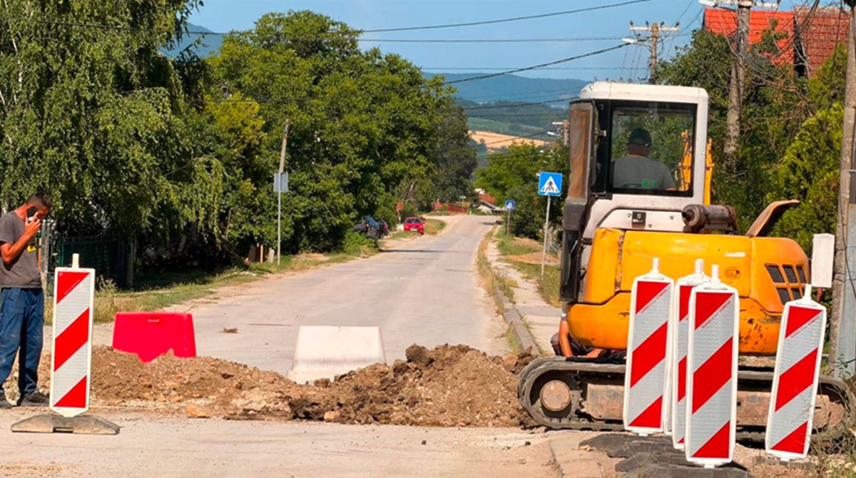 U Konjevićima kod Čačka oštećena gasovodna cev, buknuo požar: Povređena jedna osoba