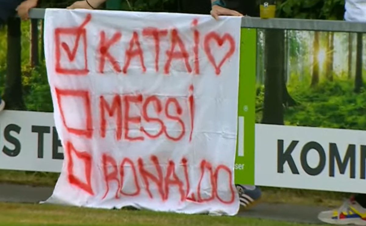Navijač Zvezde transparentom oduševio jednog fudbalera, ni Mesi, ni Ronaldo: "Katai je broj jedan"