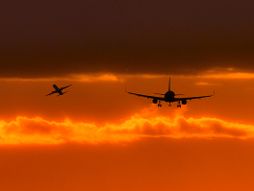 Avion, sletanje, zalazak sunca