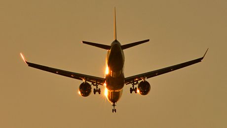 Avion, sletanje, zalazak sunca
