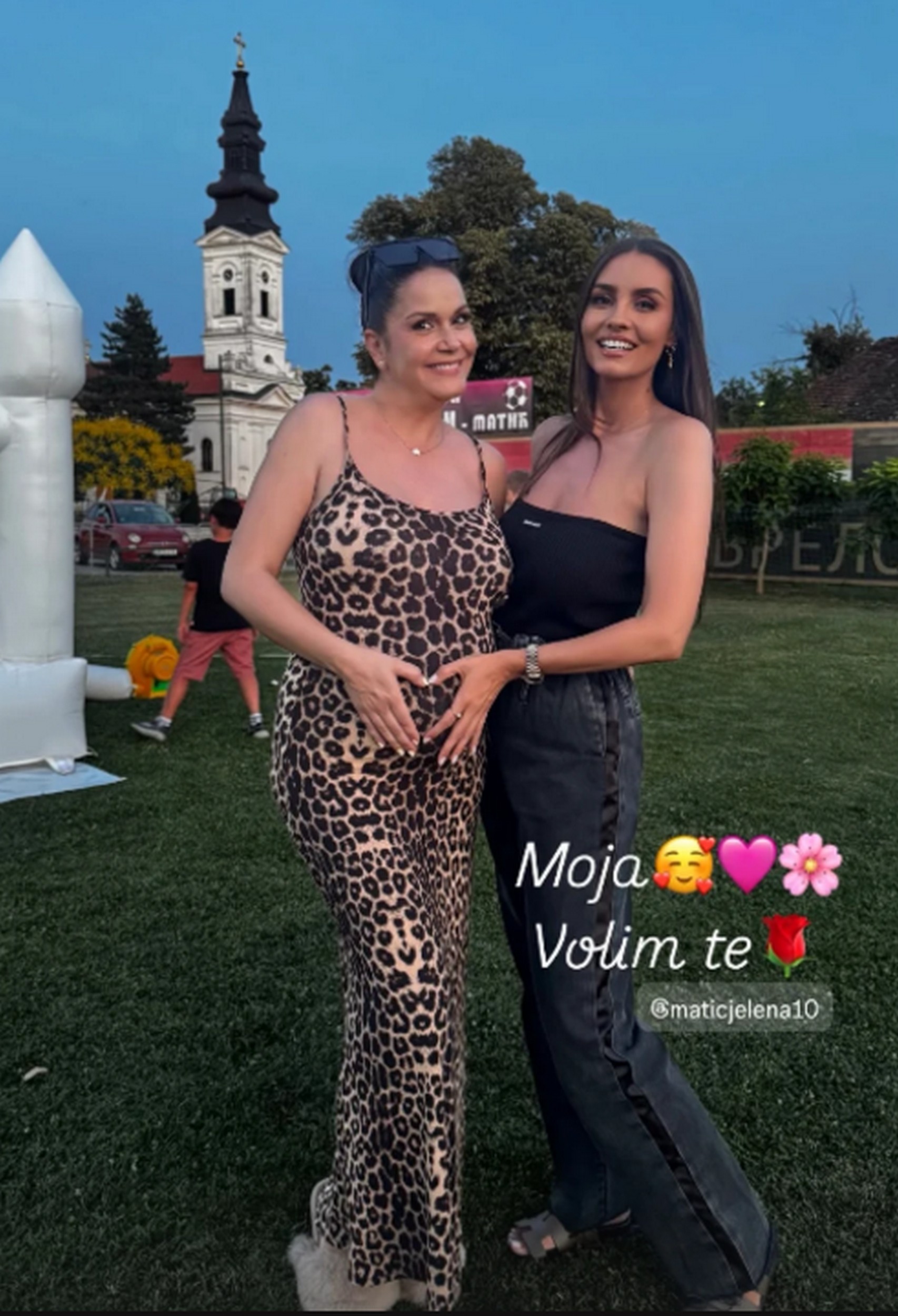 Pevačica posle 17 godina borbe za potomstvo čeka blizance! Pozirala u tigrastoj haljini, stomak se već vidi