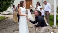 Bivši zadrugar verio i oženio devojku u istom danu, ona već trudna: Kleknuo ispred crkve pa doživeo slatki peh