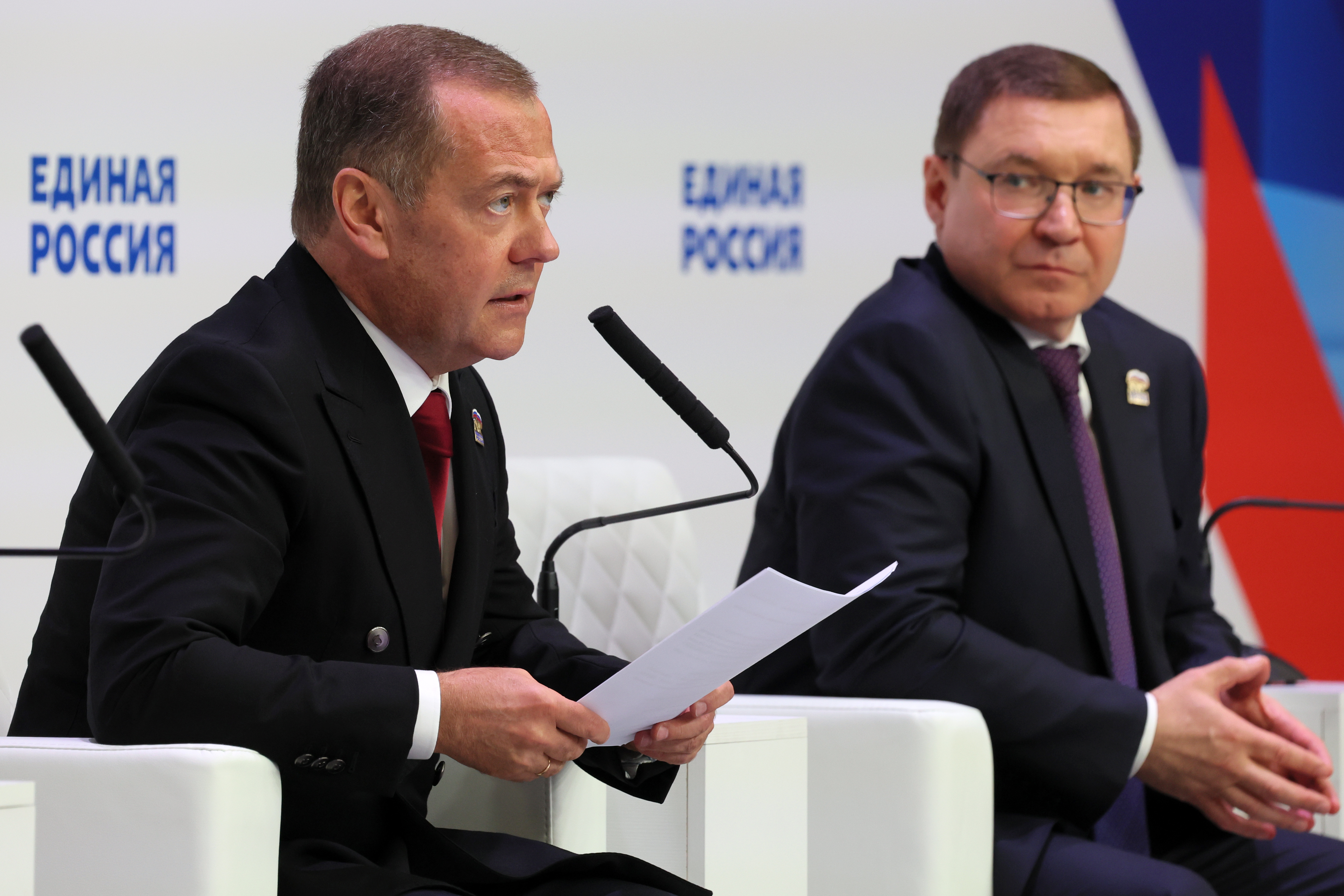 Dok Putin priča o ruskoj snazi, Medvedev drema? Snimak bivšeg predsednika obišao svet, nije mu prvi put