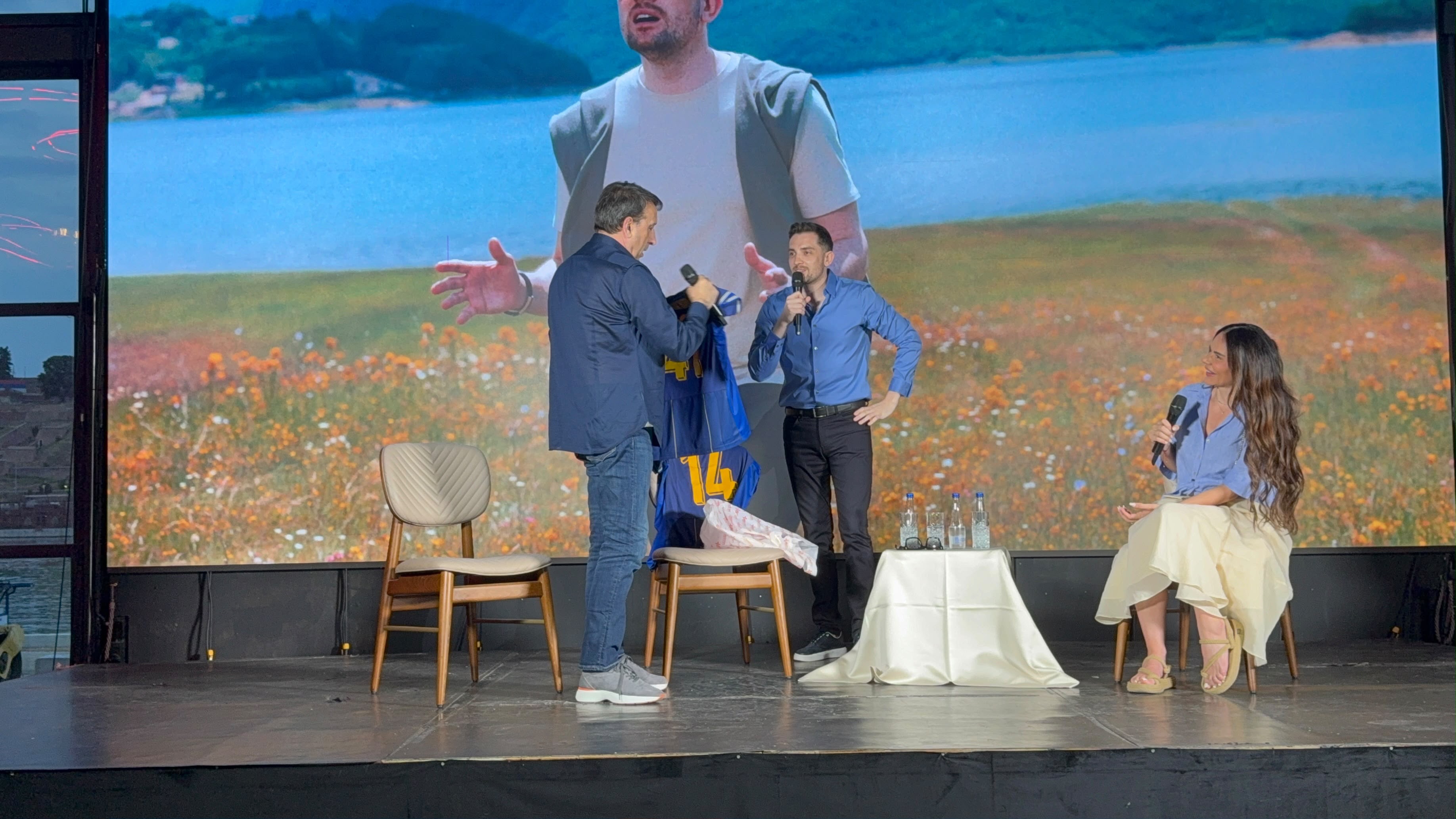 Mirza iznenadio Harija, poklonio mu nešto neprocenjivo: Pevač nije krio oduševljenje - ima jaku simboliku
