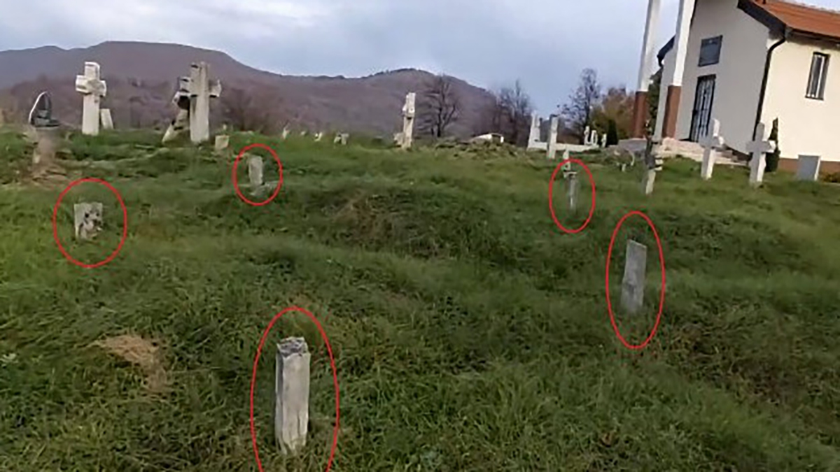 Vandalizam: Polomljeni krstovi na pravoslavnom groblju kod Zenice