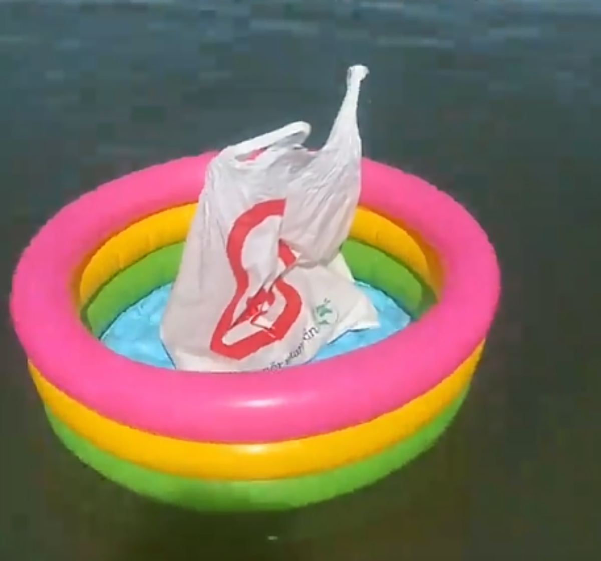 "Balkanska metoda" za čuvanje stvari: Snimak s plaže usijao mreže, mnogi se žale na isti problem svakog leta!