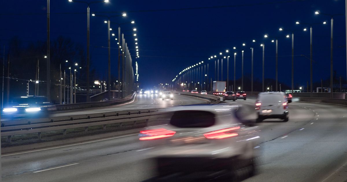 UZNEMIRUJUĆ SNIMAK! Nasred auto-puta ščepao ženu za kosu i izbacio je iz džipa pred automobile u punoj brzini!