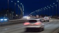 UZNEMIRUJUĆ SNIMAK! Nasred auto-puta ščepao ženu za kosu i izbacio je iz džipa pred automobile u punoj brzini!