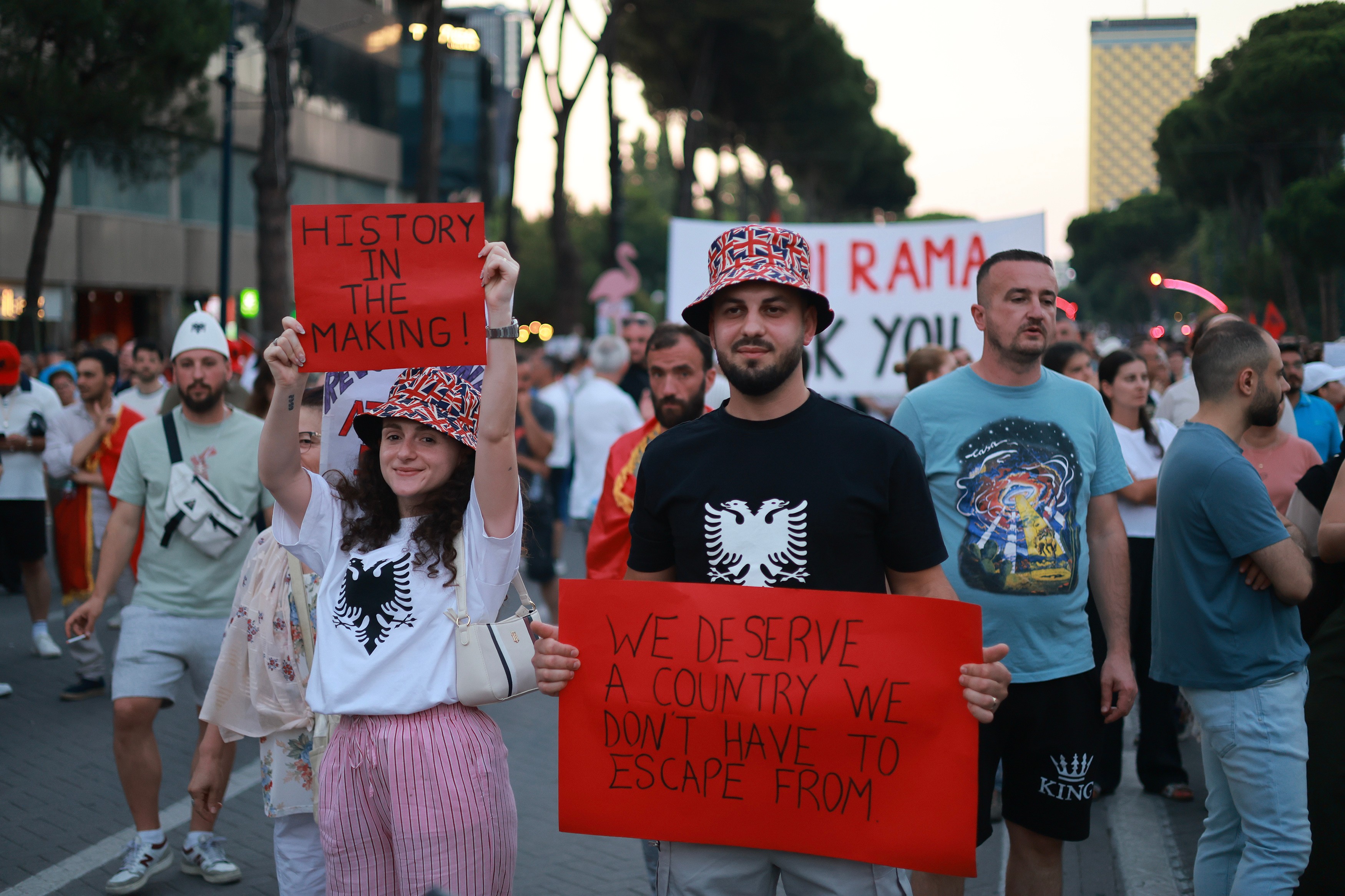 FLAMINGO REVOLUCIJA Nastavljeni žestoki protesti u Tirani: Napadi jajima, privođenja i sukobi s policijom
