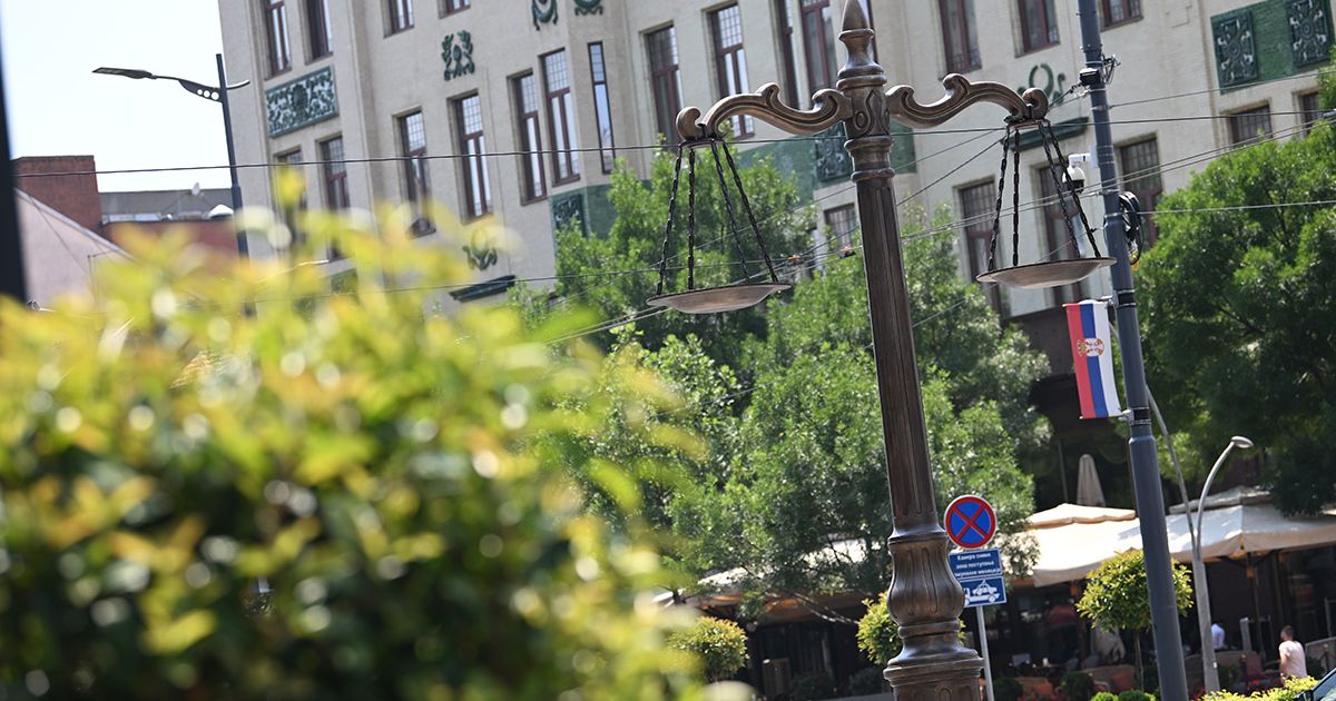 В Белграде на площади Теразие установили новую скульптуру