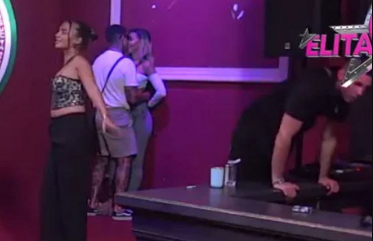 Smuvali se Aneli i Filip pred kraj Elite: On je ščepao pred svima pa strasno poljubio "Idemo u tvoj krevet"