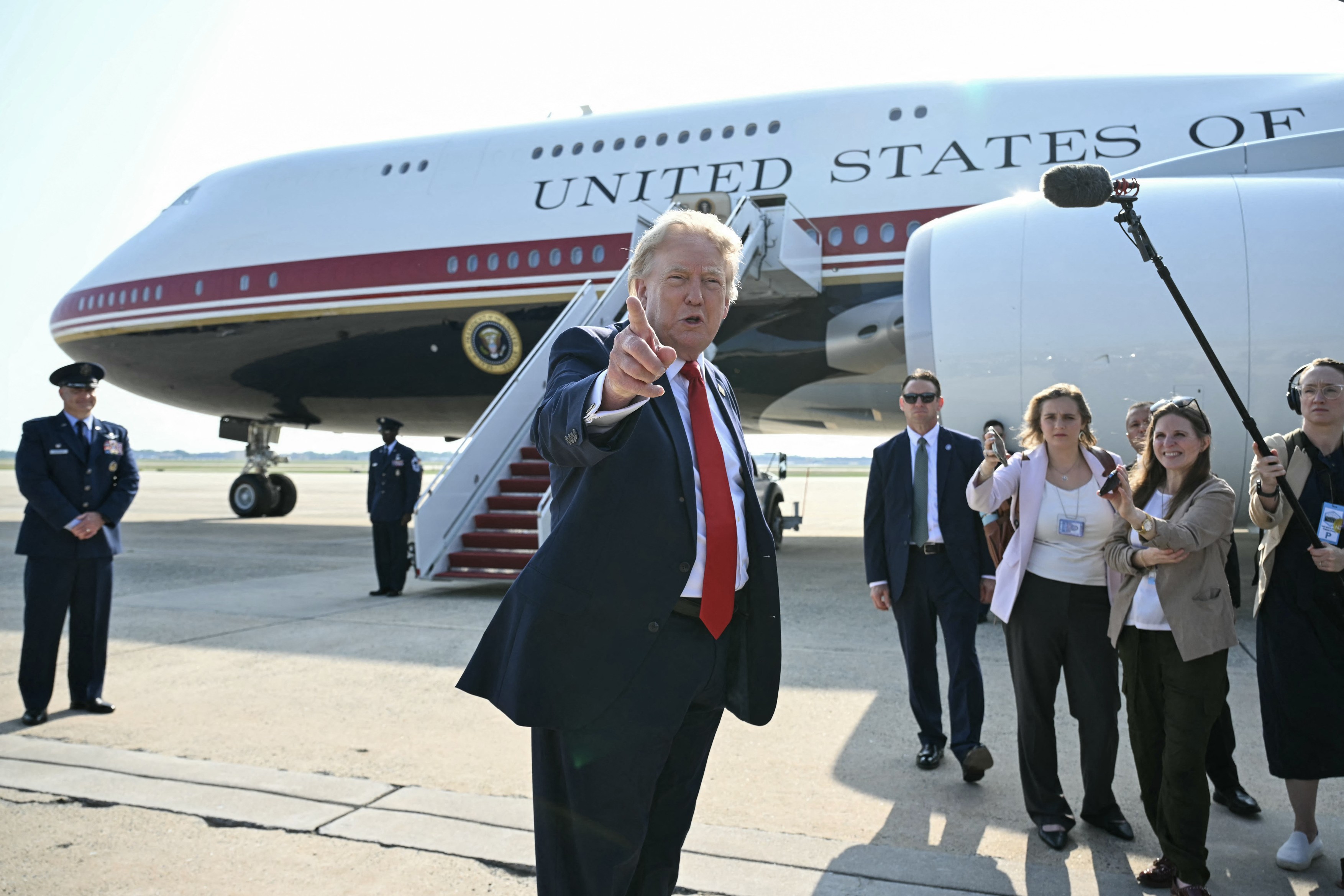 Tramp prvi put poleteo avionom VC-25B Bridge: Privremeni Air Force One obavio prvu predsedničku misiju
