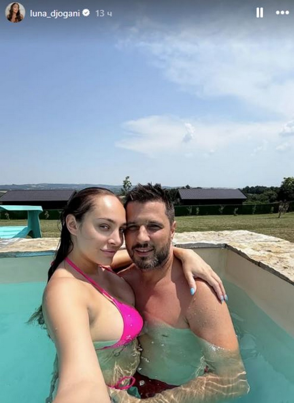 Luna pomutila razum muškarcima u bikiniju: Sunča se kraj bazen, evo gde se zaputila sa Markom i decom