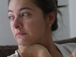 žena, zabrinuta žena, briga