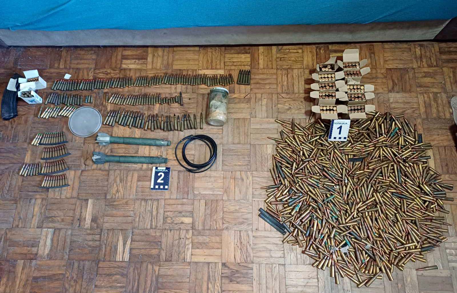 Držao arsenal oružja u stanu: Uhapšen deda u Nišu