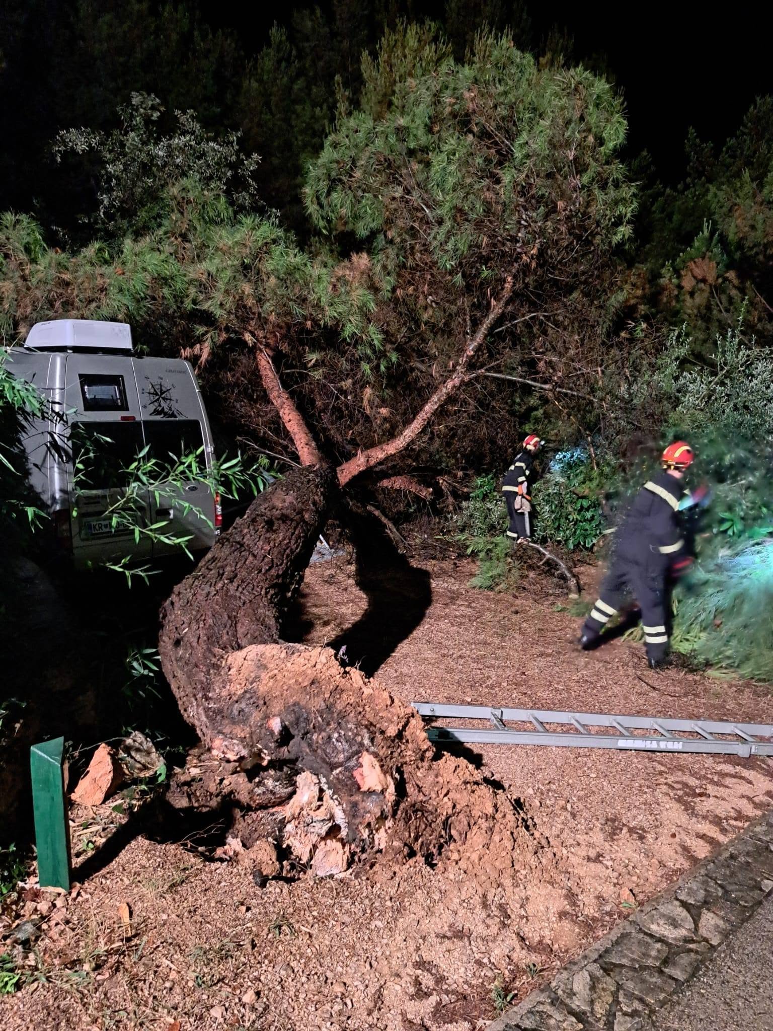 OPASNA SITUACIJA NA CRESU! Grom oborio drvo i zarobio ljude u kamperu: Vatrogasci hitno krenuli u spasavanje