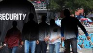 Tinejdžeri upali s motkama, pa nasrnuli na obezbeđenje: Napad na bazenu u Košutnjaku, teško povređen mladić