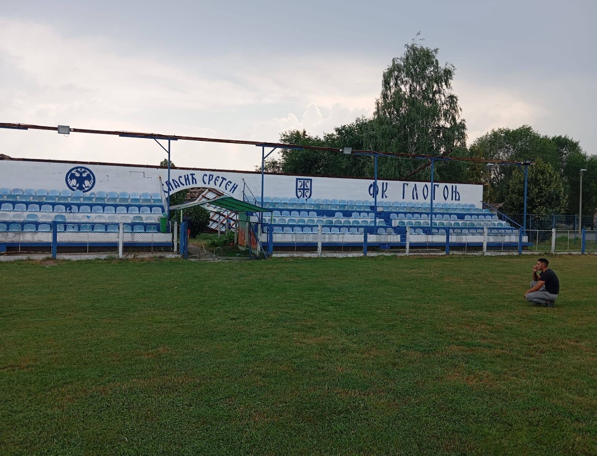 Seoski fudbalski klub pretrpeo ogromnu štetu u oluji: Otkinuta krovna konstrukcija, oboren stub sa rasvetom