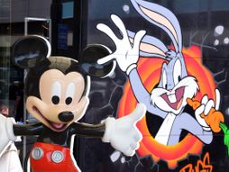 Miki Maus i Duško Dugouško, Mickey Mouse and Bugs Bunny