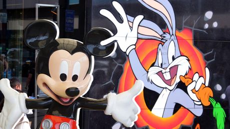 Miki Maus i Duško Dugouško, Mickey Mouse and Bugs Bunny