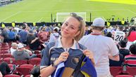 Supruga Srbina, fudbalera koji brani boje Amerike navijala za BiH, došla na stadion ogrnuta zastavom