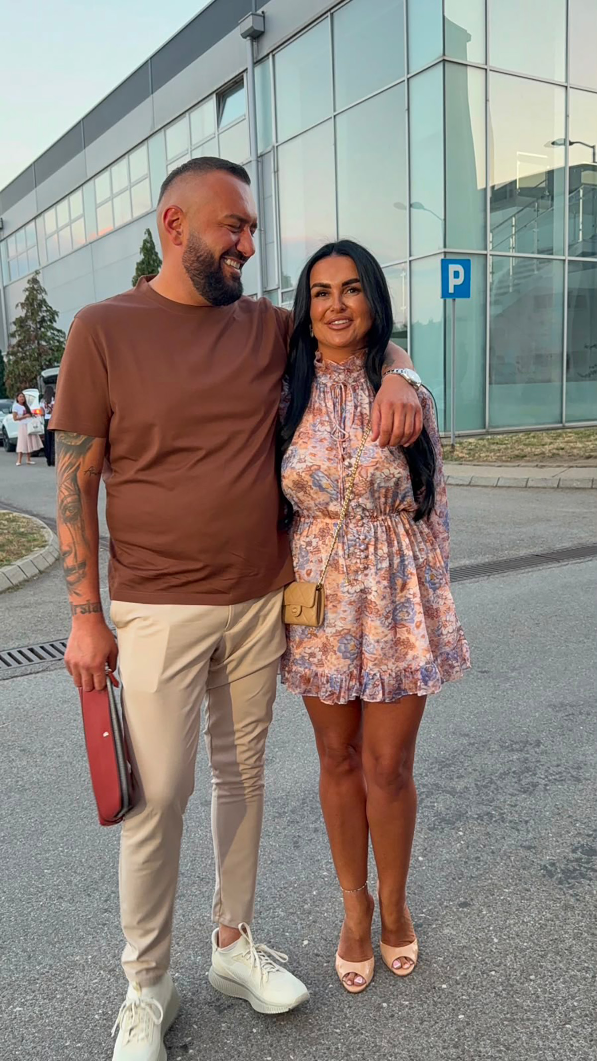 Pevač stigao kao podrška bratu u finalu PZ: Društvo mu pravi prelepa supruga "Sve što valja je zauzeto"